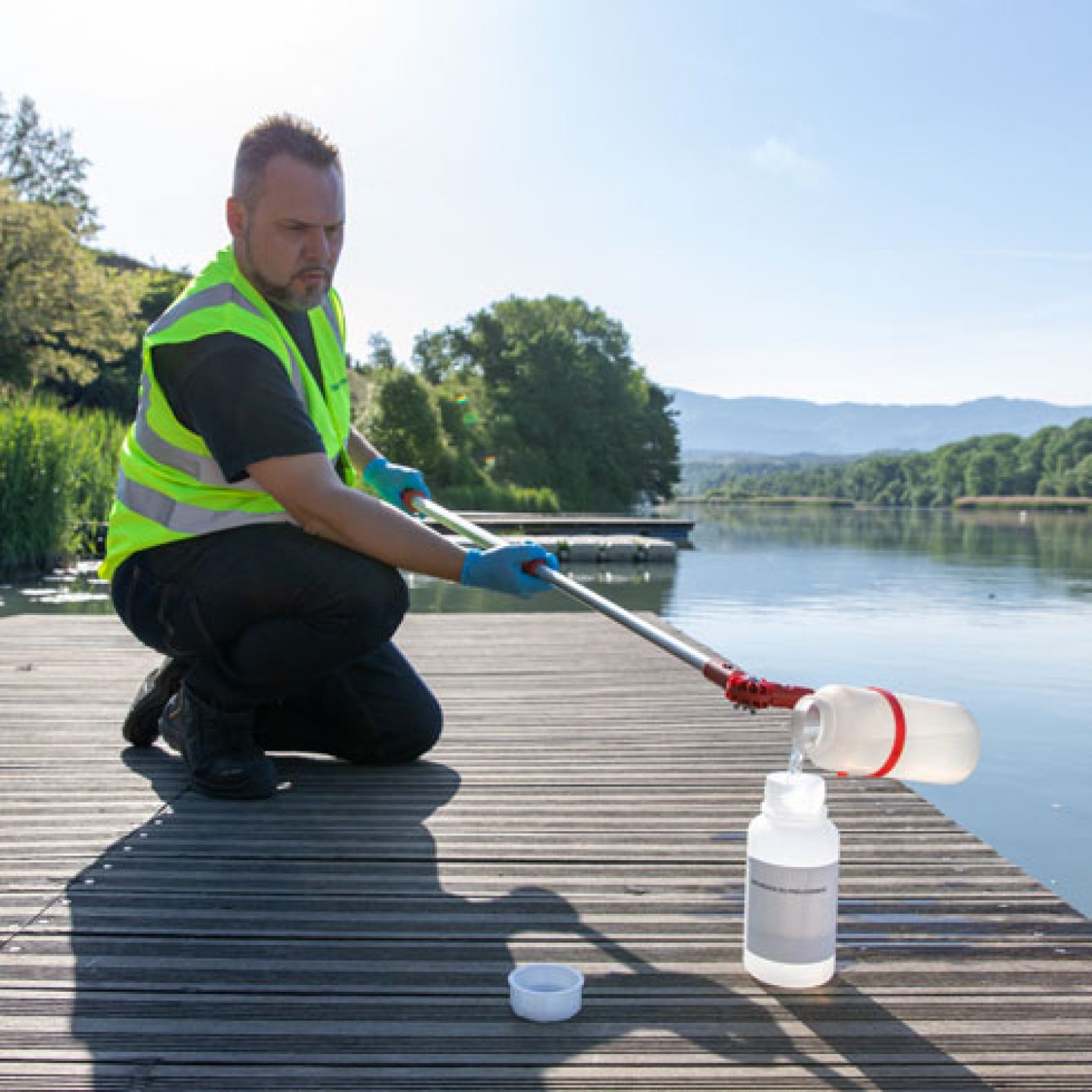Probenahmeaktion im Fluss Isère zur Messung der Umweltradioaktivität