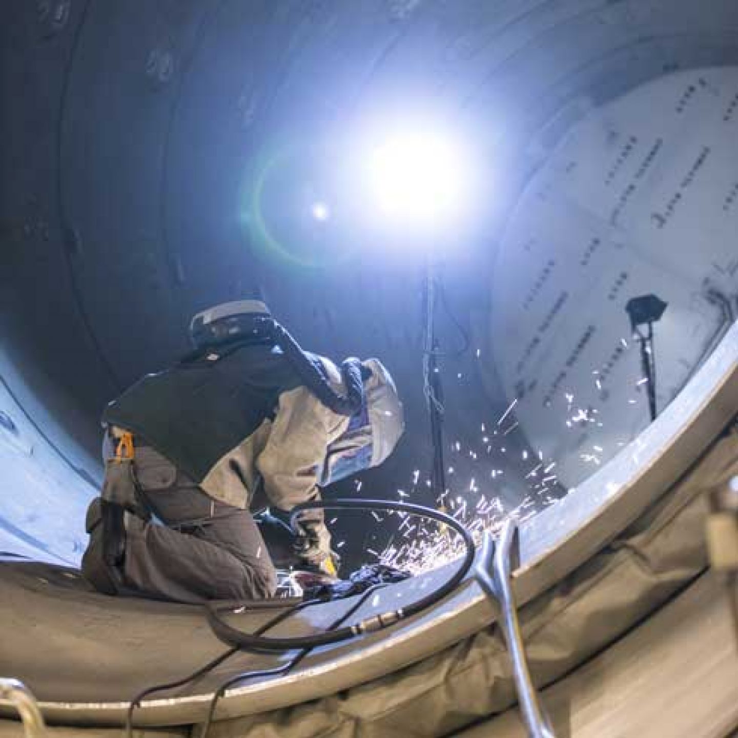 Grinding operation inside the beam envelope of a steam generator